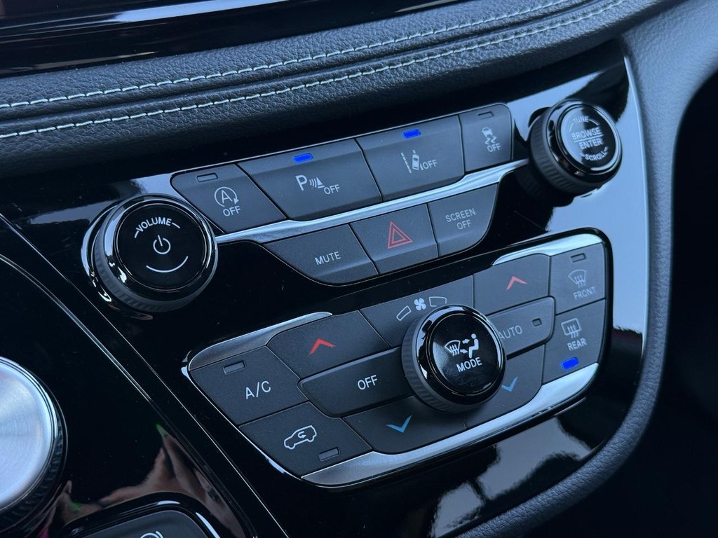 Chrysler Pacifica Vehicle Full-screen Gallery Image 19