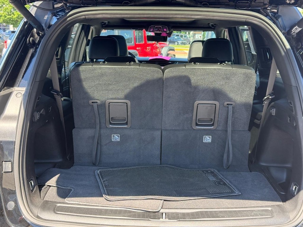 Jeep Grand Cherokee L Vehicle Full-screen Gallery Image 05