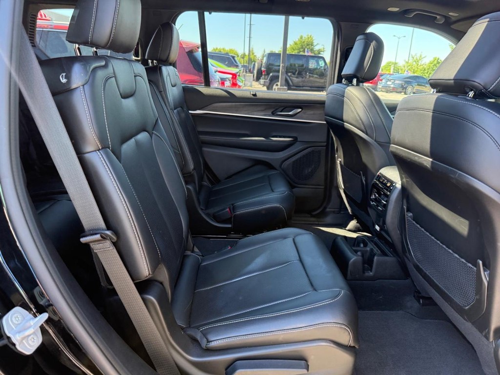 Jeep Grand Cherokee L Vehicle Full-screen Gallery Image 07