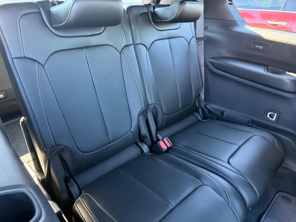 Jeep Grand Cherokee L Vehicle Full-screen Gallery Image 08