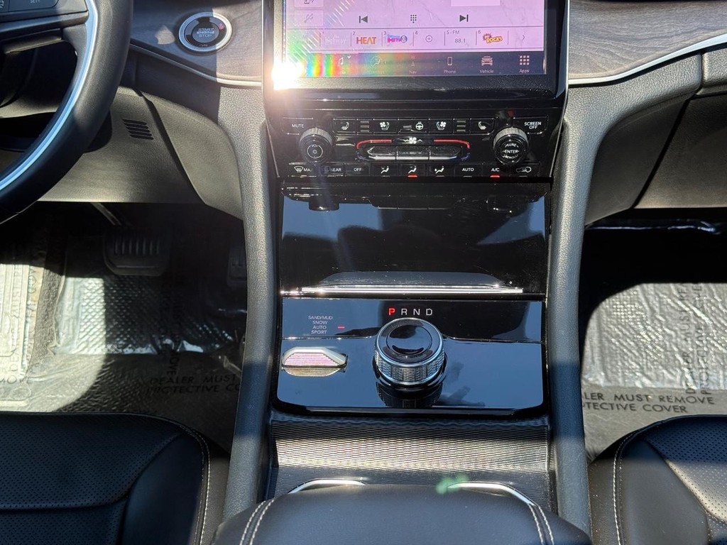 Jeep Grand Cherokee L Vehicle Full-screen Gallery Image 11