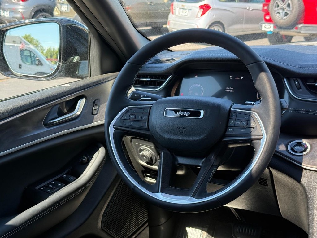 Jeep Grand Cherokee L Vehicle Full-screen Gallery Image 12