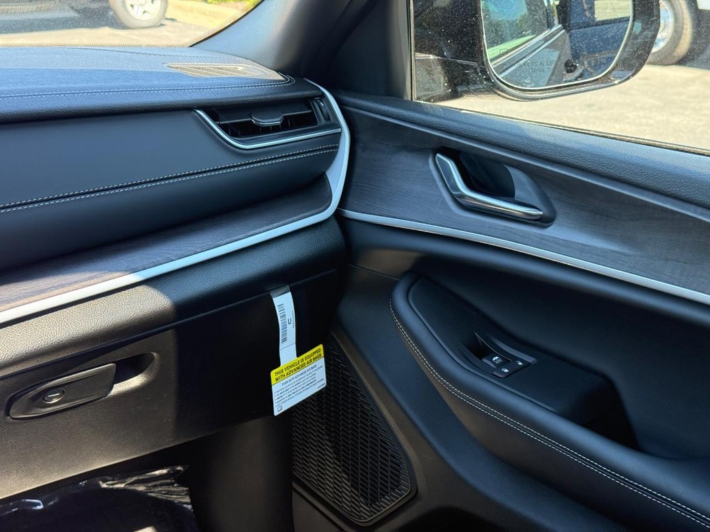 Jeep Grand Cherokee L Vehicle Full-screen Gallery Image 13