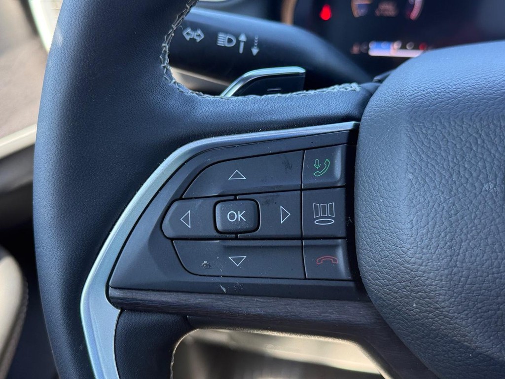 Jeep Grand Cherokee L Vehicle Full-screen Gallery Image 16