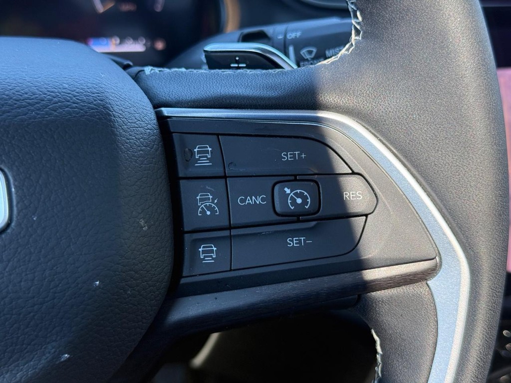 Jeep Grand Cherokee L Vehicle Full-screen Gallery Image 17