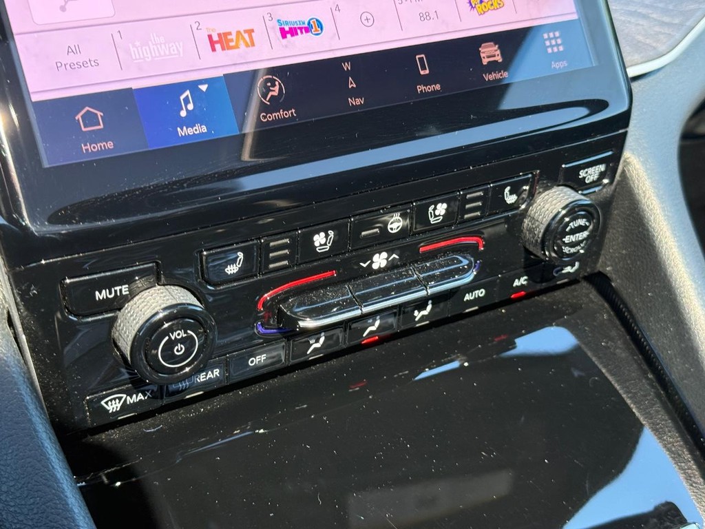 Jeep Grand Cherokee L Vehicle Full-screen Gallery Image 20