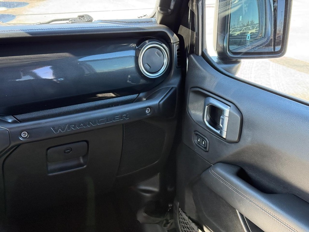 Jeep Wrangler Vehicle Full-screen Gallery Image 12