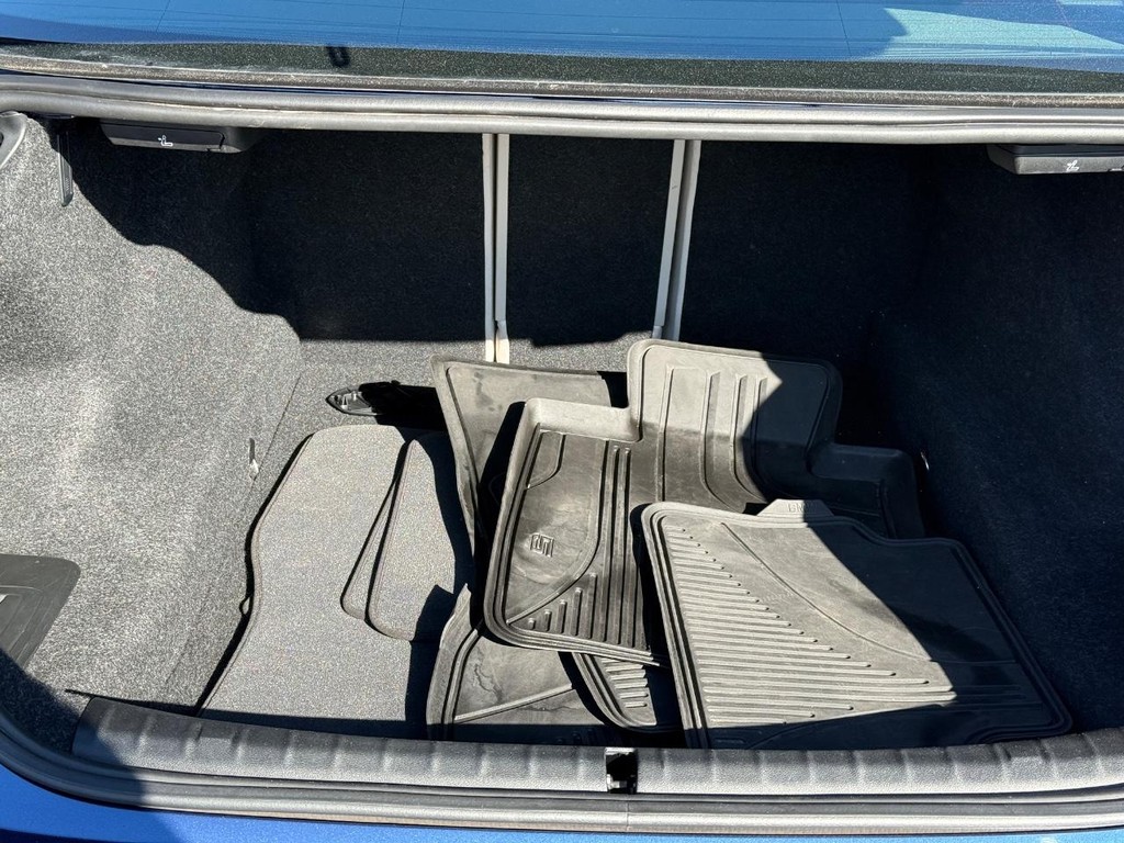 BMW 5 Series Vehicle Full-screen Gallery Image 05