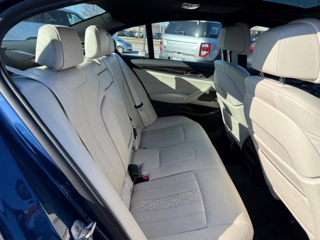 BMW 5 Series Vehicle Full-screen Gallery Image 07