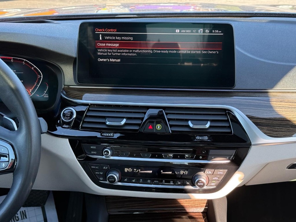 BMW 5 Series Vehicle Full-screen Gallery Image 09