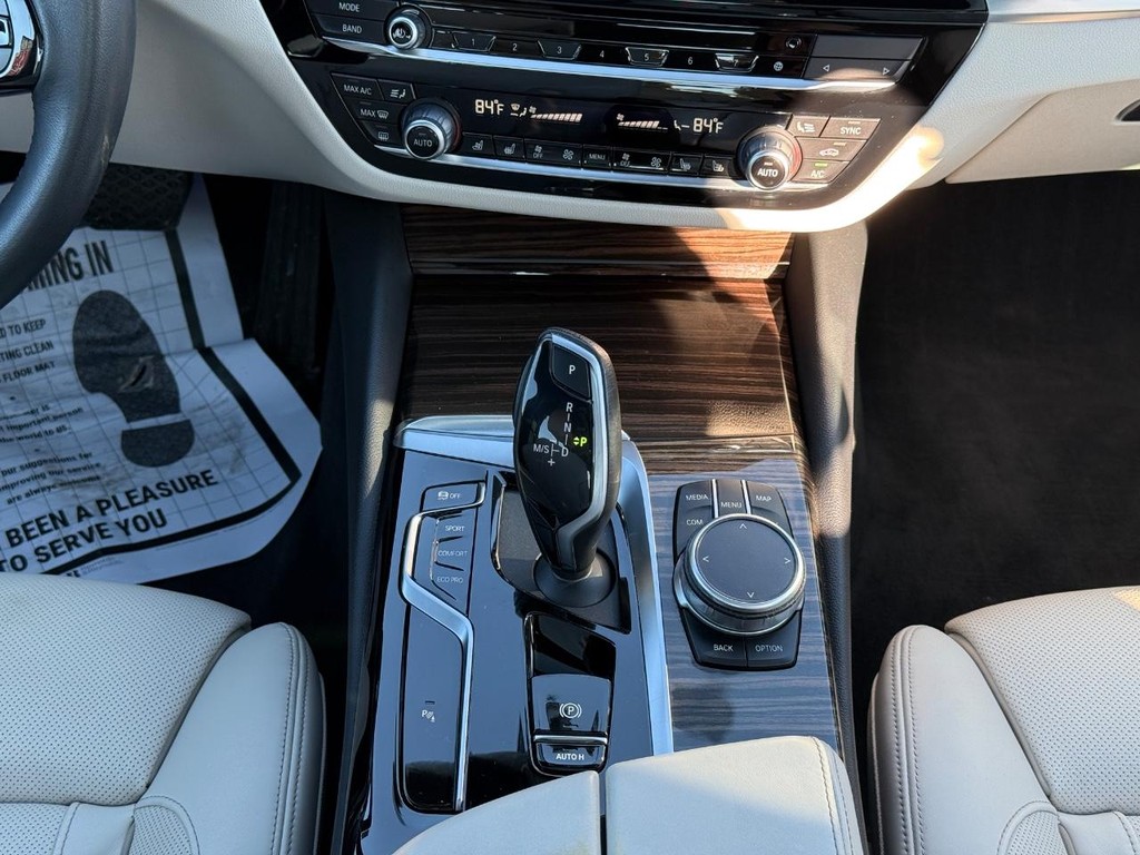 BMW 5 Series Vehicle Full-screen Gallery Image 10