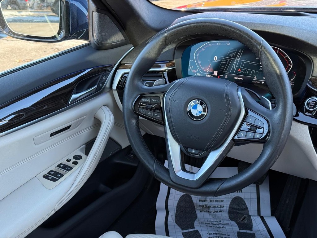 BMW 5 Series Vehicle Full-screen Gallery Image 11