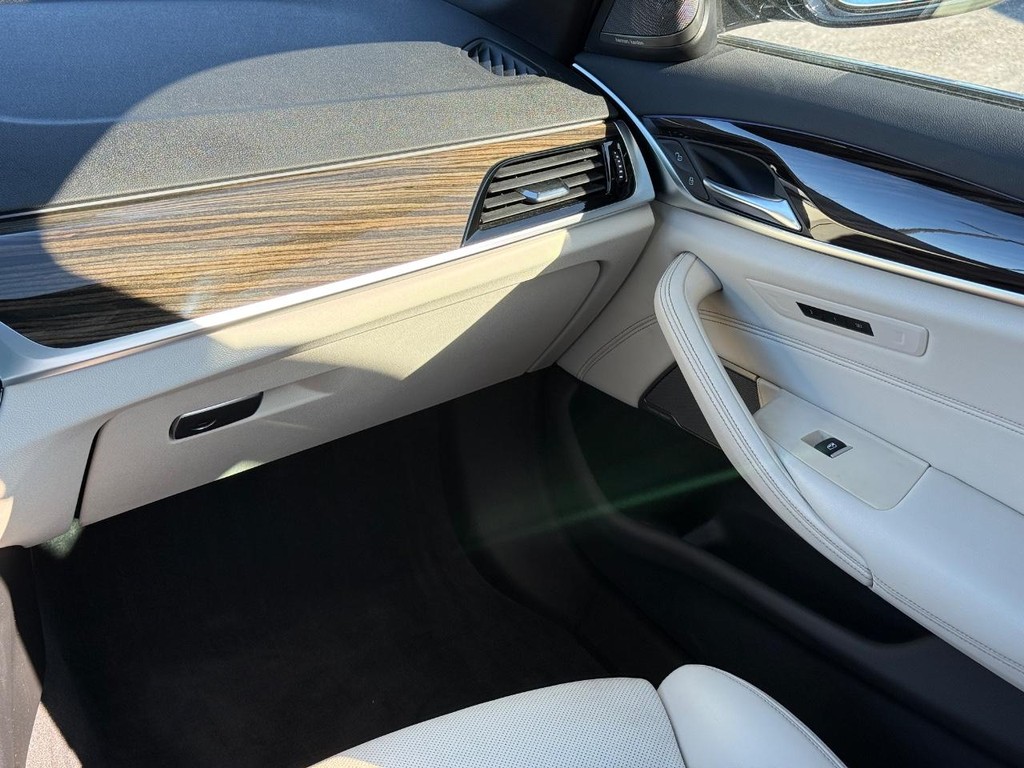 BMW 5 Series Vehicle Full-screen Gallery Image 12