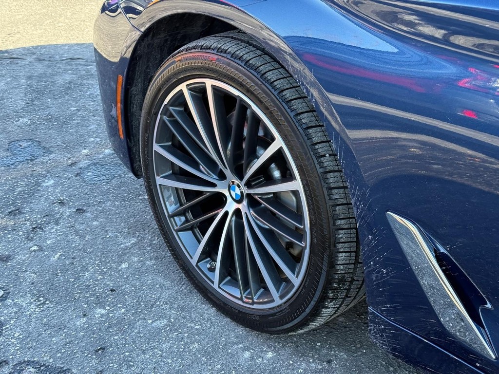 BMW 5 Series Vehicle Full-screen Gallery Image 14