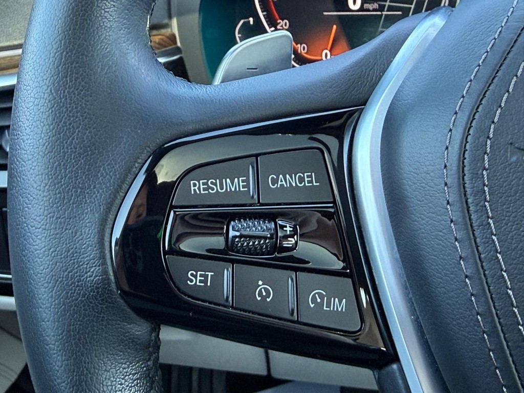 BMW 5 Series Vehicle Full-screen Gallery Image 15