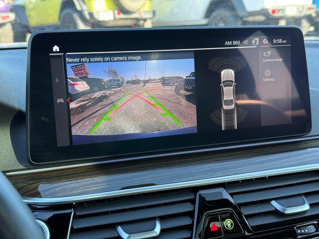 BMW 5 Series Vehicle Full-screen Gallery Image 18