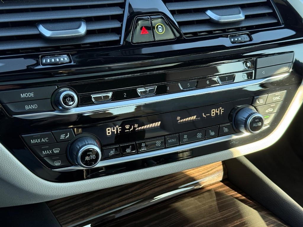 BMW 5 Series Vehicle Full-screen Gallery Image 19