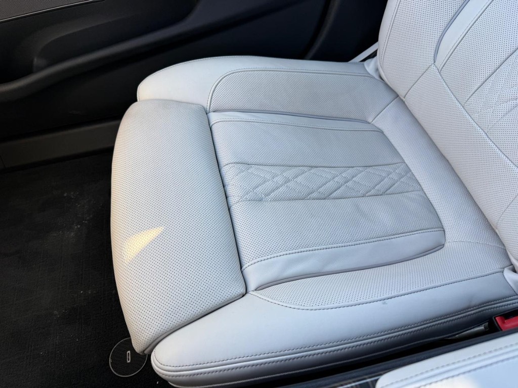 BMW 5 Series Vehicle Full-screen Gallery Image 21