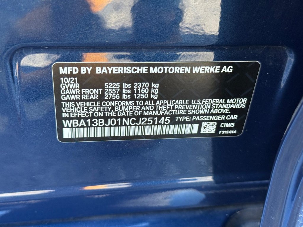 BMW 5 Series Vehicle Full-screen Gallery Image 22