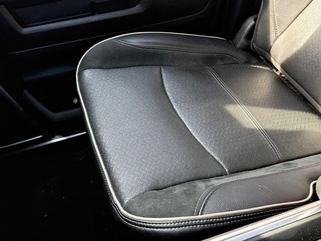 Ram 2500 Vehicle Full-screen Gallery Image 21