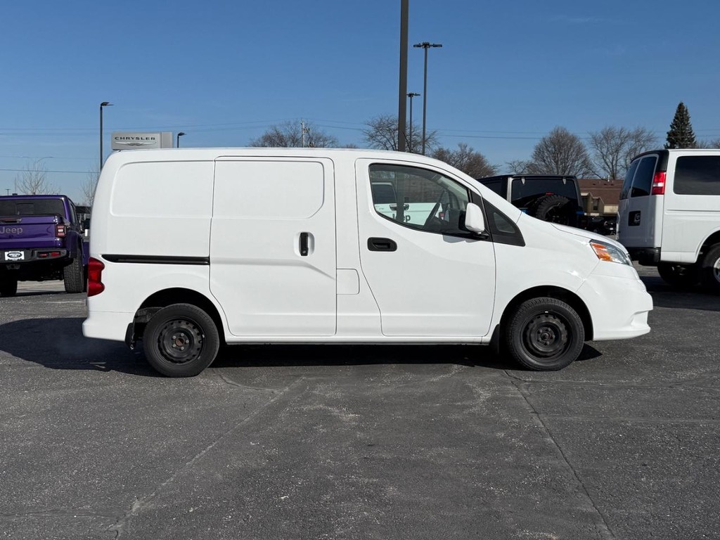 Nissan NV200 Compact Cargo Vehicle Full-screen Gallery Image 02