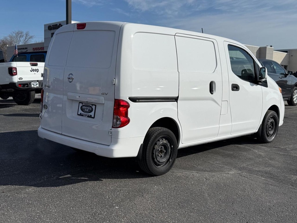 Nissan NV200 Compact Cargo Vehicle Full-screen Gallery Image 03