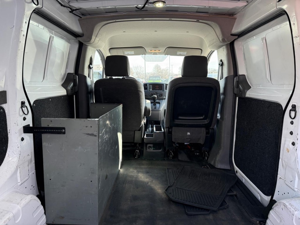 Nissan NV200 Compact Cargo Vehicle Full-screen Gallery Image 05