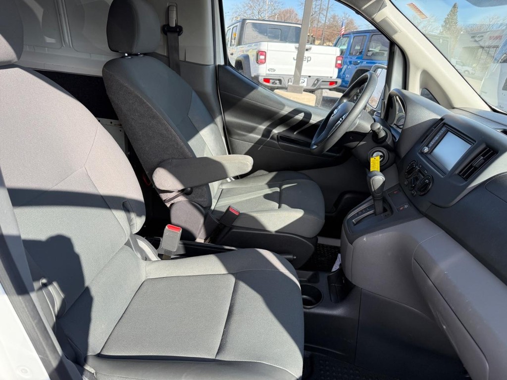 Nissan NV200 Compact Cargo Vehicle Full-screen Gallery Image 06