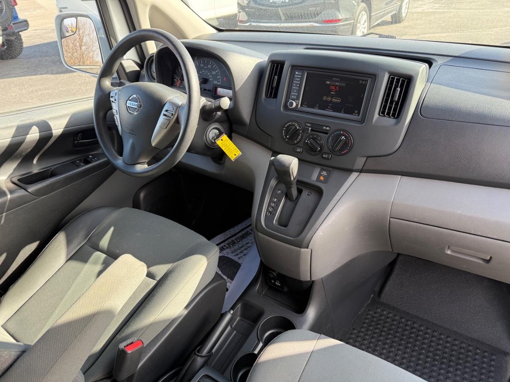 Nissan NV200 Compact Cargo Vehicle Full-screen Gallery Image 07