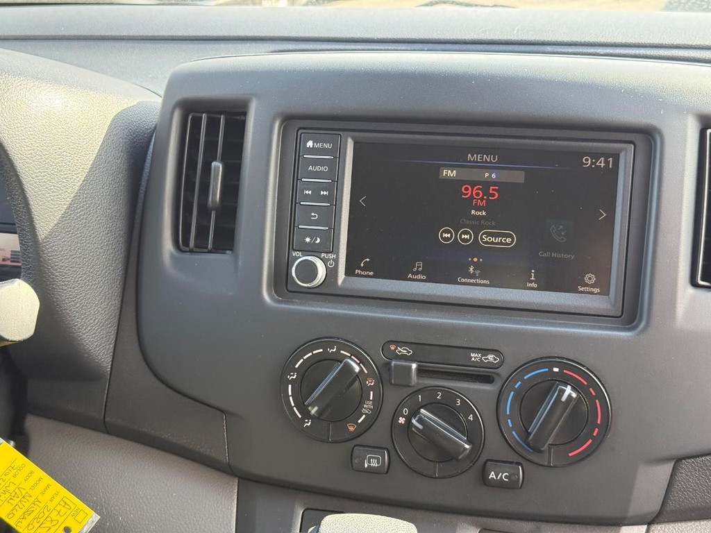 Nissan NV200 Compact Cargo Vehicle Full-screen Gallery Image 08