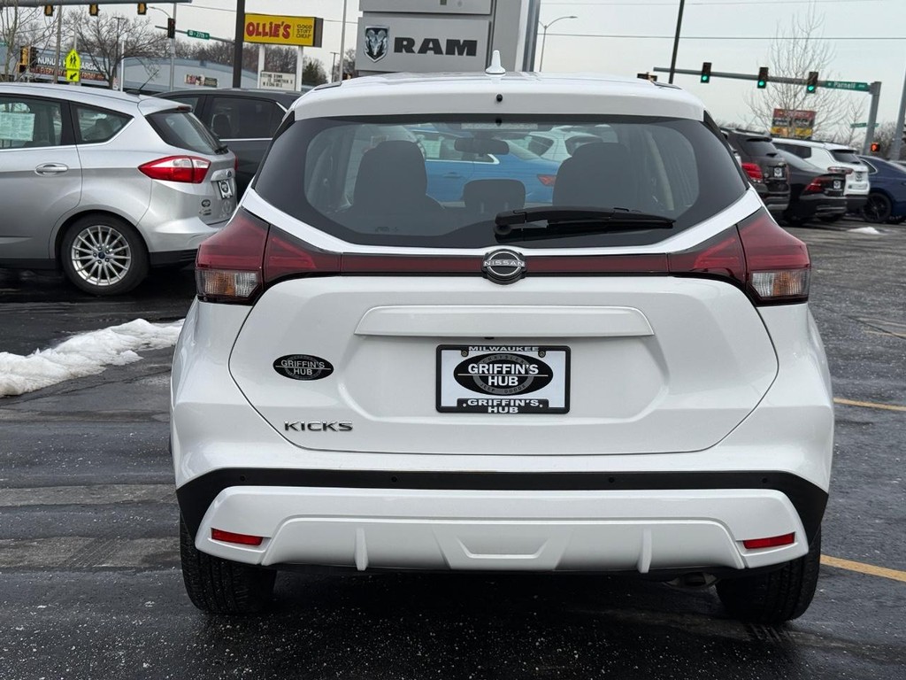 Nissan Kicks Vehicle Full-screen Gallery Image 04