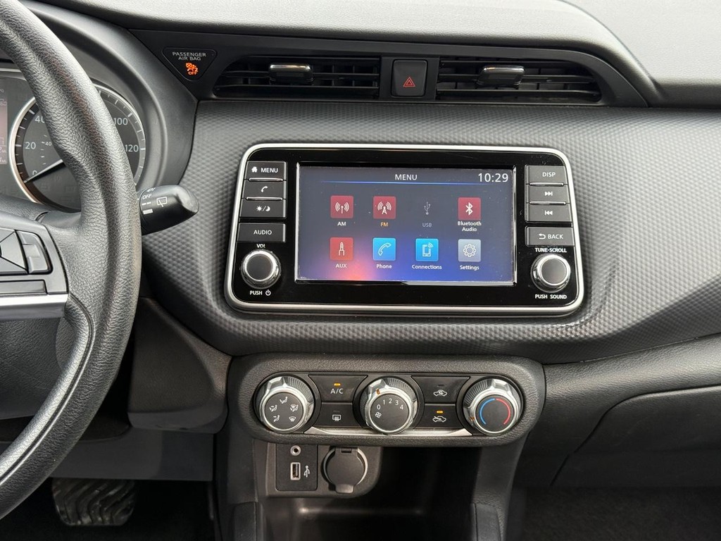 Nissan Kicks Vehicle Full-screen Gallery Image 09