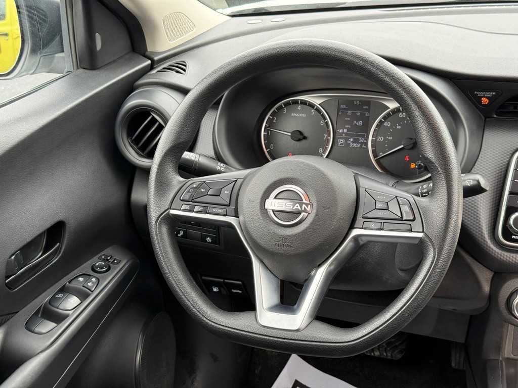 Nissan Kicks Vehicle Full-screen Gallery Image 11