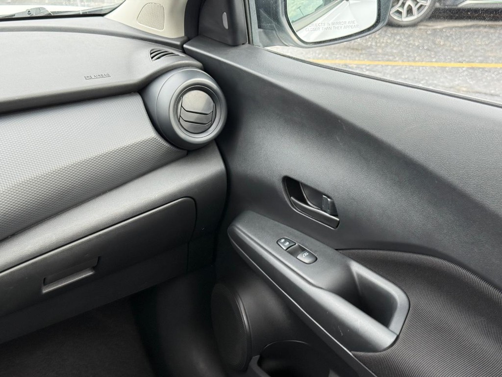 Nissan Kicks Vehicle Full-screen Gallery Image 12