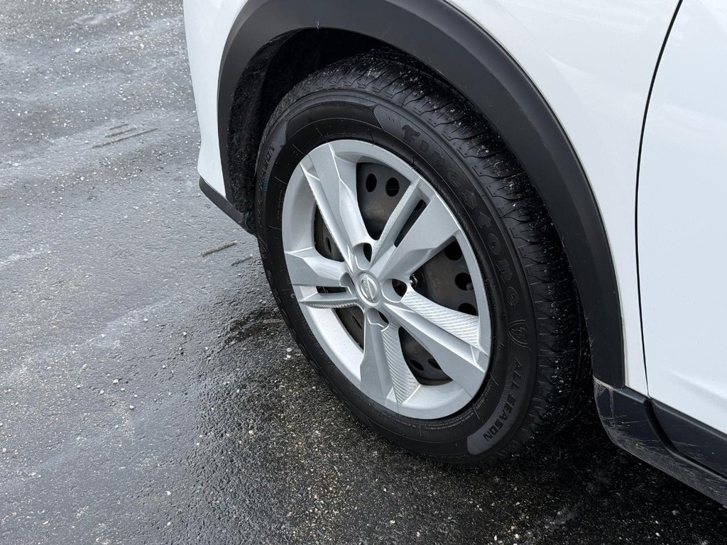 Nissan Kicks Vehicle Full-screen Gallery Image 14