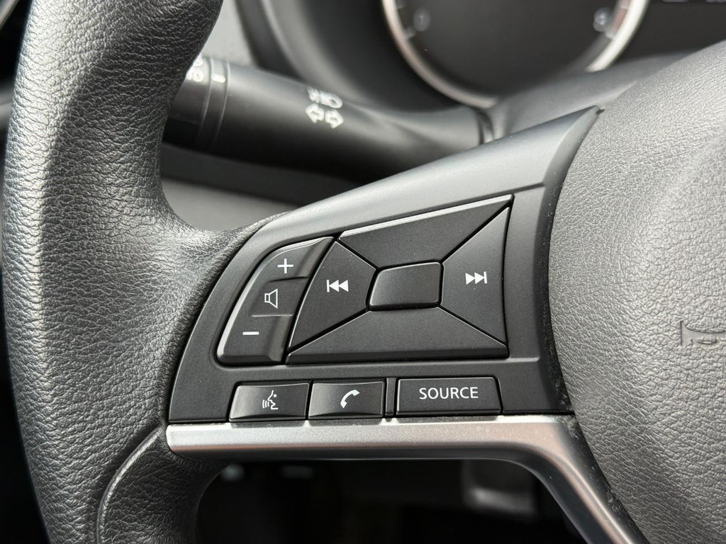 Nissan Kicks Vehicle Full-screen Gallery Image 15