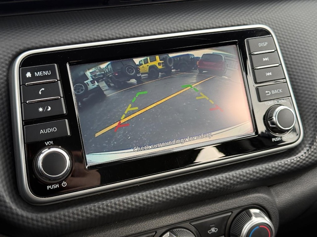 Nissan Kicks Vehicle Full-screen Gallery Image 18