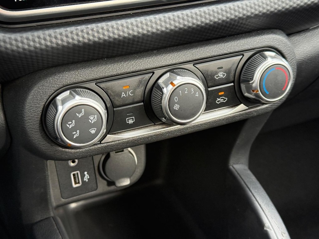 Nissan Kicks Vehicle Full-screen Gallery Image 19