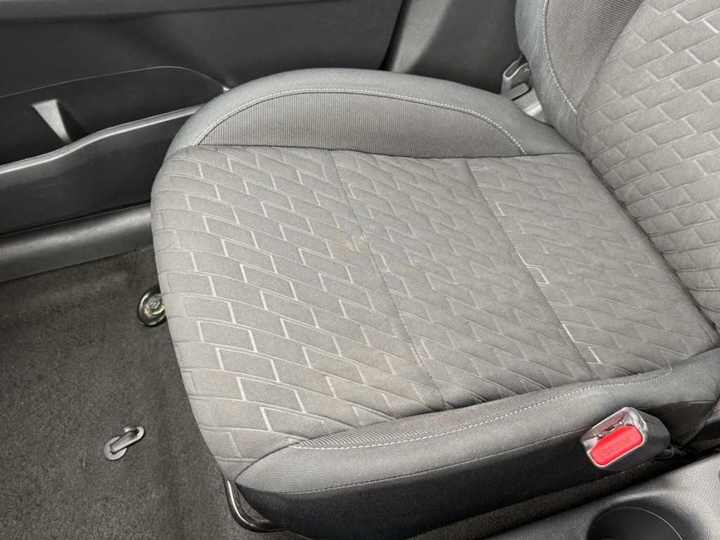 Nissan Kicks Vehicle Full-screen Gallery Image 21