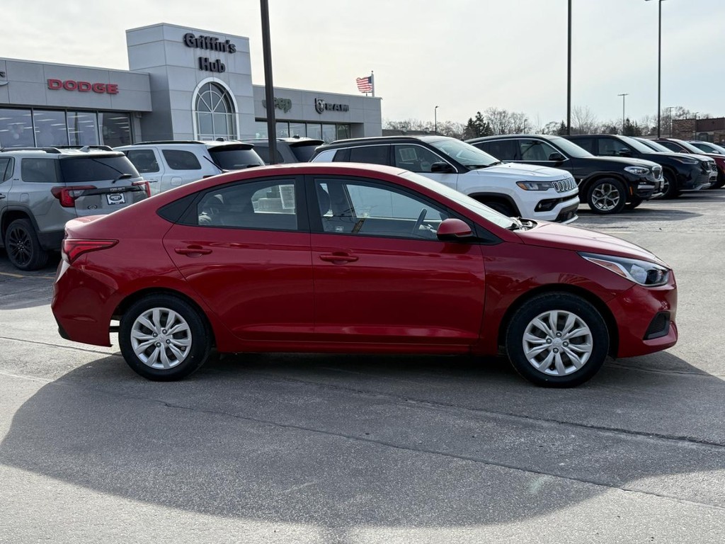 Hyundai Accent 4-Door Vehicle Full-screen Gallery Image 02