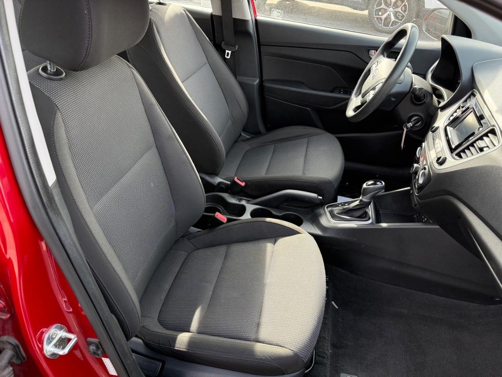 Hyundai Accent 4-Door Vehicle Full-screen Gallery Image 05