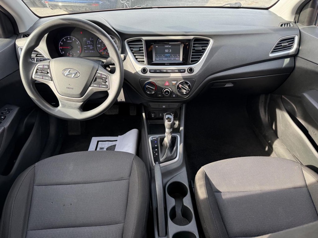 Hyundai Accent 4-Door Vehicle Full-screen Gallery Image 07