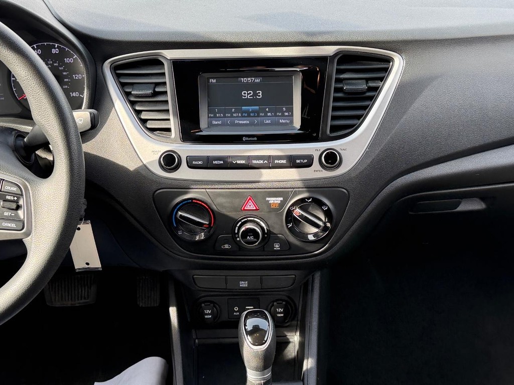 Hyundai Accent 4-Door Vehicle Full-screen Gallery Image 08