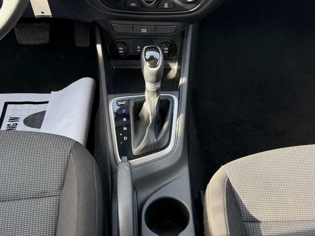 Hyundai Accent 4-Door Vehicle Full-screen Gallery Image 09