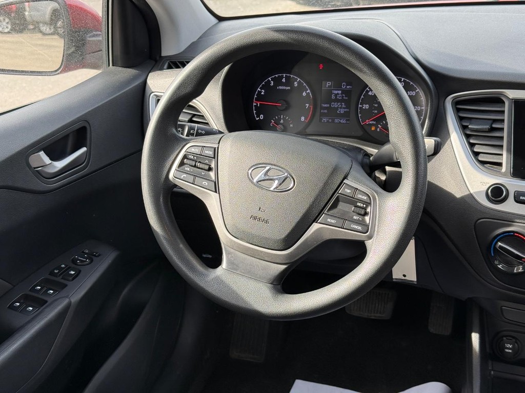 Hyundai Accent 4-Door Vehicle Full-screen Gallery Image 10
