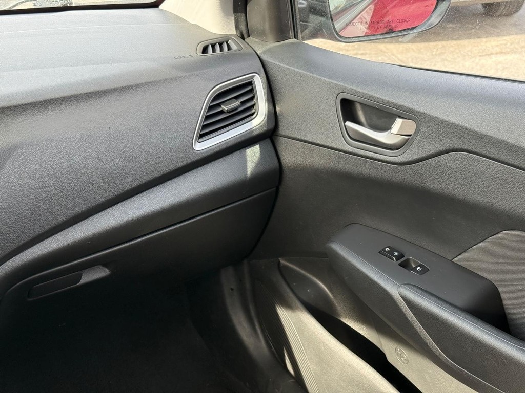 Hyundai Accent 4-Door Vehicle Full-screen Gallery Image 11