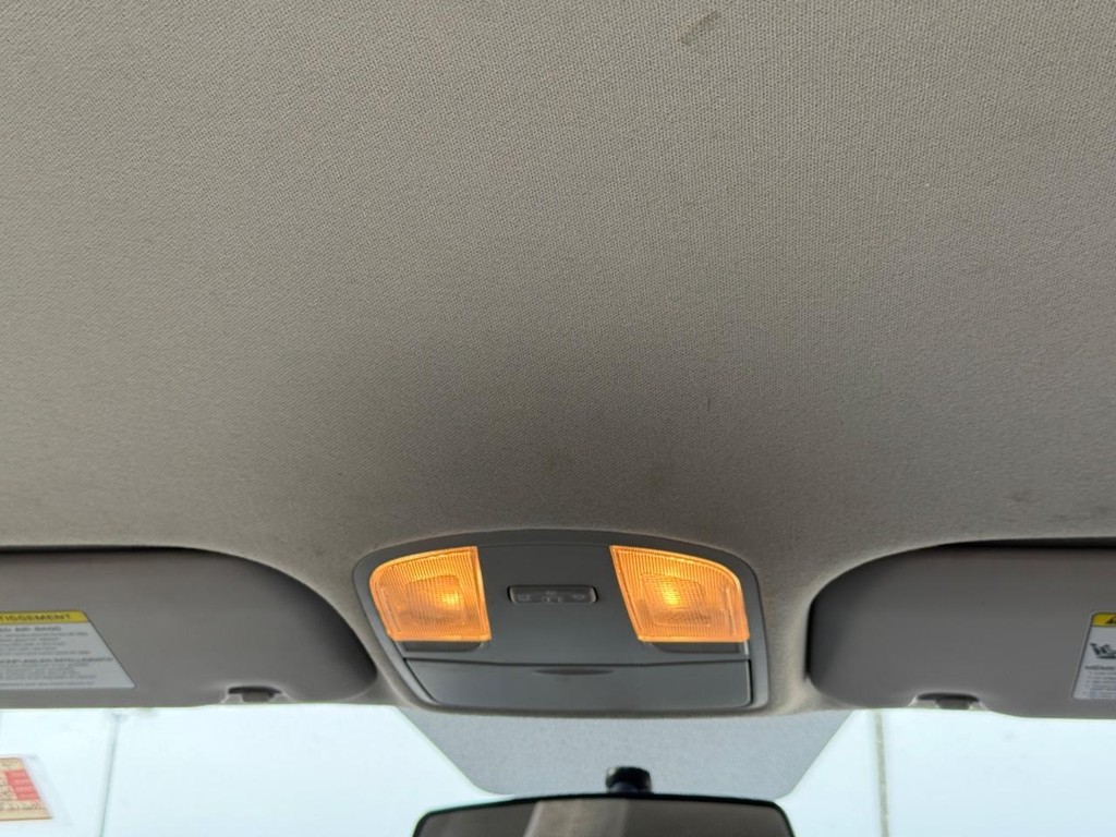 Hyundai Accent 4-Door Vehicle Full-screen Gallery Image 12