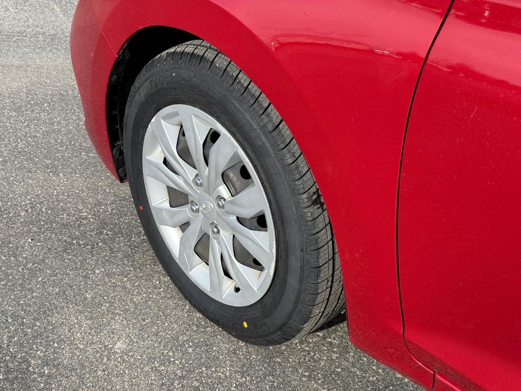 Hyundai Accent 4-Door Vehicle Full-screen Gallery Image 13