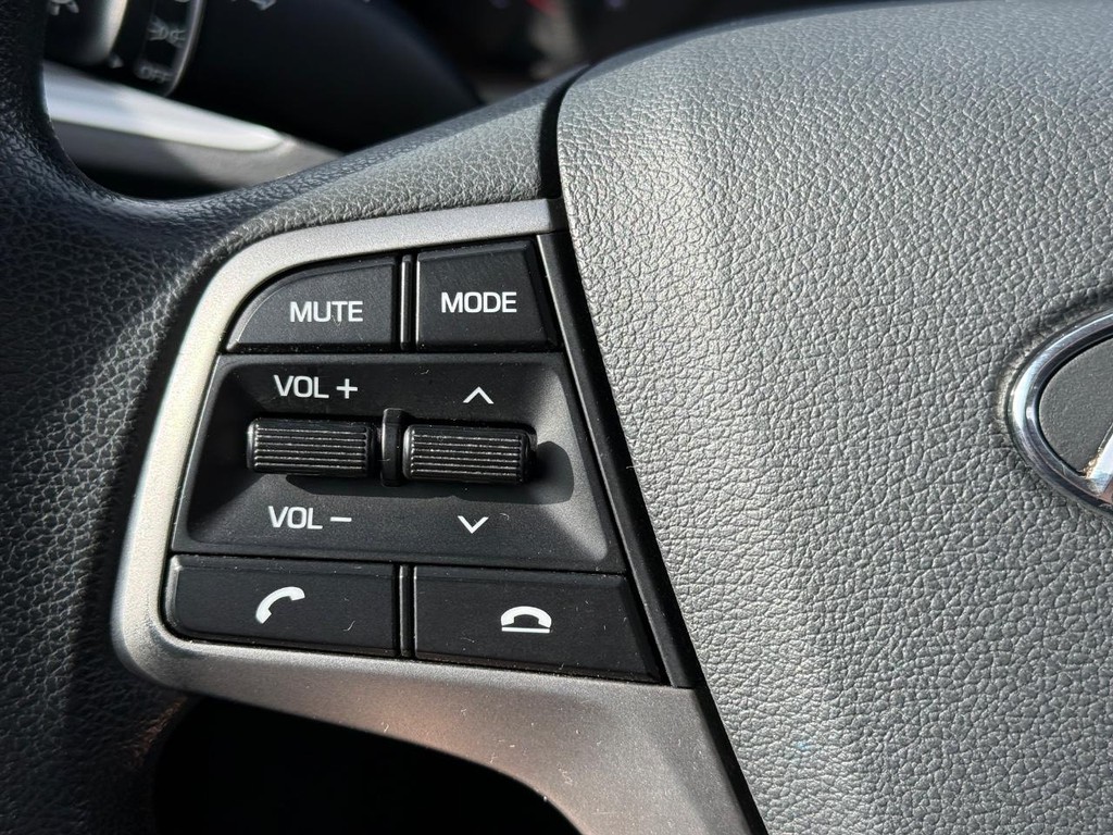 Hyundai Accent 4-Door Vehicle Full-screen Gallery Image 14