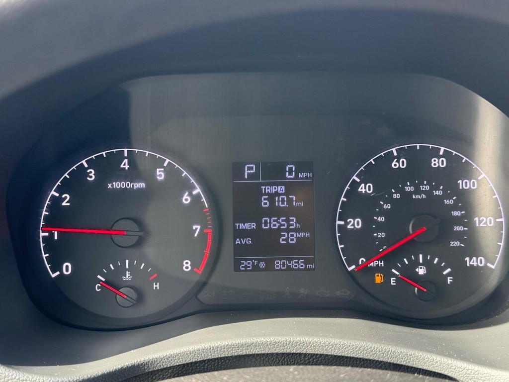 Hyundai Accent 4-Door Vehicle Full-screen Gallery Image 16